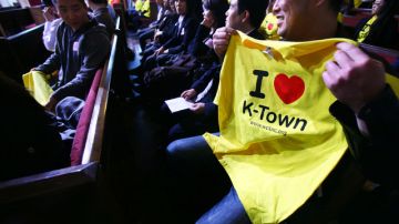 Residentes  del barrio coreano muestran sus camisetas amarillas en la reunión de ayer del Concejo Municipal. En el nuevo mapa político propuesto, Koreatown quedaría dividido   en dos distritos.