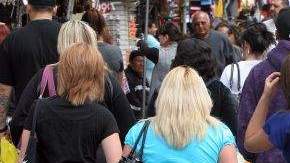 Inmigrantes indocumentados que viven en Estados Unidos tienen un menor nivel de educación, ganan menos y son en su mayoría hispanos.