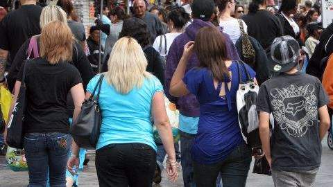 Inmigrantes indocumentados que viven en Estados Unidos tienen un menor nivel de educación, ganan menos y son en su mayoría hispanos.