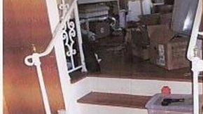 Esta imagen provista por el Departamento de la Policía del Condado de Nassau muestra parte de los materiales peligrosos hallados en la residencia que habitaba Marc Ringel el martes, cuando fue arrestado.