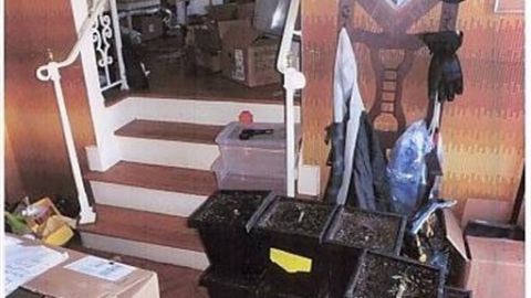 Esta imagen provista por el Departamento de la Policía del Condado de Nassau muestra parte de los materiales peligrosos hallados en la residencia que habitaba Marc Ringel el martes, cuando fue arrestado.