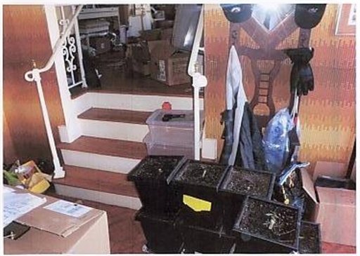 Esta imagen provista por el Departamento de la Policía del Condado de Nassau muestra parte de los materiales peligrosos hallados en la residencia que habitaba Marc Ringel el martes, cuando fue arrestado.
