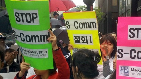 Inmigrantes protestan contra S-Comm.