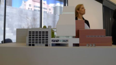 Sandra Farish Sloan, de SFMOMA, durante la presentación de la maqueta con cambios arquitectónicos del museo.