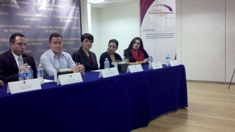 El Cónsul de México en Chicago Eduardo Arnal Palomera; Yolanda Ruiz; Eridani Navarro; y María López.