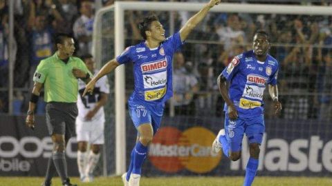 Mark Lester Blanco (c) del Isidro Metapán celebra una anotación ante Pumas de México.
