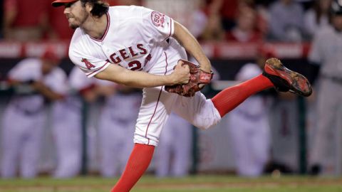 Dan Haren lanzó ayer dos entradas ante los Indios, sin permitir libertades, en la victoria de Angels sobre la tribu.