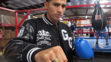 Alberto Robles con su anillo que lo acredita como  campeón estatal de los Guantes de Oro en las 152 libras.