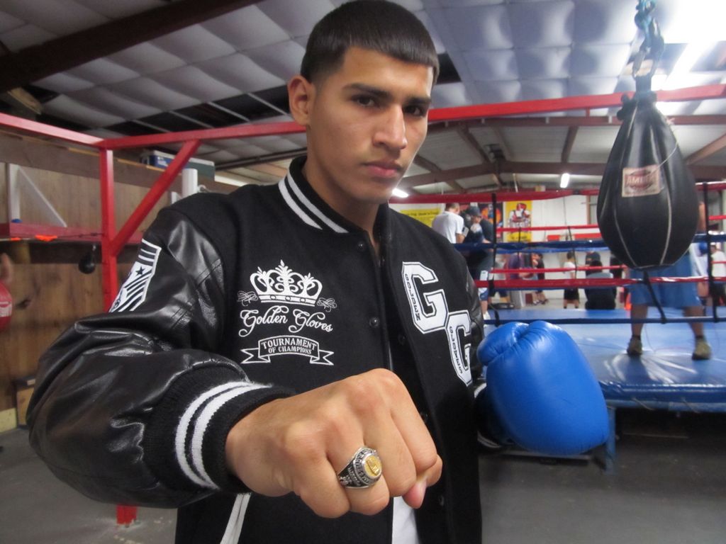 Robles, grata sorpresa del boxeo de Houston - La Opinión