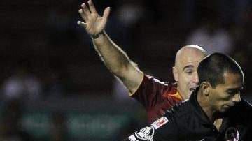 Edgar Castillo (frente) de Xolos de Tijuana durante la jornada 9 del Torneo Clausura 2012.