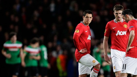 El 'Chicharito' (izq.) frunce el ceño, molesto, luego del que el Athletic Bilbao les anotara el segundo gol.