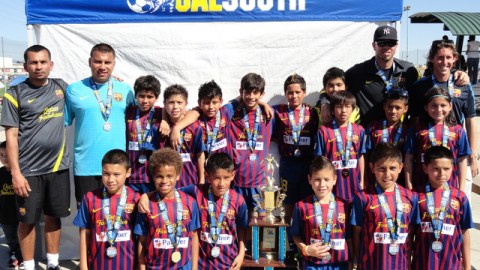 Cuadro del FC Barcelona Academy posa para la foto tras proclamarse campeón de la Sub-10 al imponerse al FC Golden State.