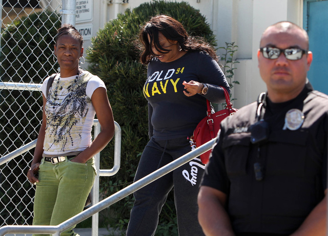 Un agente de la policía frente al campus de la escuela Carson High School, de donde salían dos mujeres ayer.