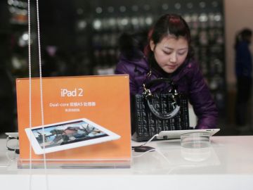 Un tribunal en China tramita la apelación que presentó la firma Apple contra un fallo adverso.