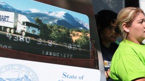 Jesús Sauceda, trabajador de Walmart, en la protesta de ayer.