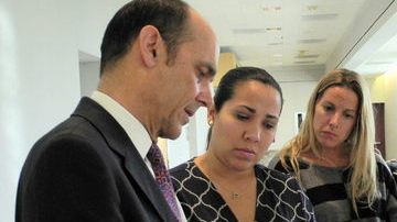 El abogado Benjamin Waxman (izq) defensor del español condenado a muerte Pablo Ibar conversa con Tanya Ibar (seg. izq.) la cónsul de España en Miami Cristina Barrios (der.) y otros familiares.