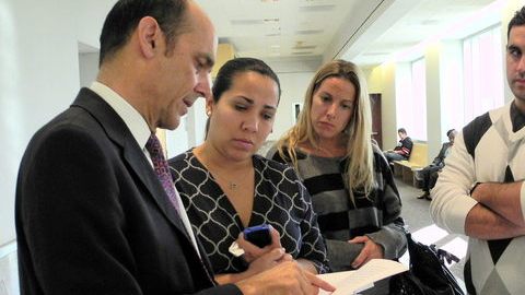 El abogado Benjamin Waxman (izq) defensor del español condenado a muerte Pablo Ibar conversa con Tanya Ibar (seg. izq.) la cónsul de España en Miami Cristina Barrios (der.) y otros familiares.