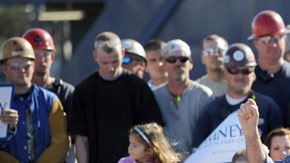 El candidato presidencial republicano Mitt Romney (c) durante una parada de campaña en Panama City el 28 de enero de 2012.