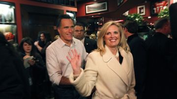 El exgobernador de Massachusetts junto a su esposa Ann en un acto de campaña.Romney ha tratado de convencer a sus contrincantes de que retiren de la contienda.