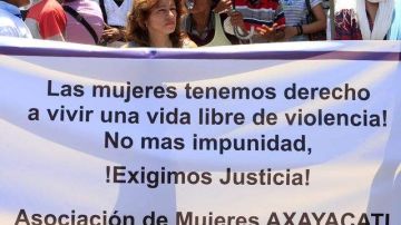 Una mujer sostiene una pancarta en una marcha en Nicaragua exigiendo el fin de la discriminación contra el género femenino.
