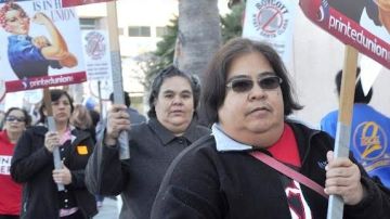 En protesta y en primer plano, las hermanas Martha y Lorena Reyes.