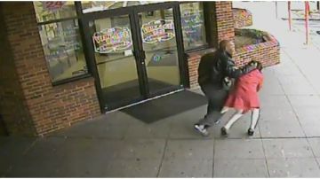 En un video, se observa a un hombre  golpear a una mujer que acababa de salir del tren de LIRR.
