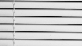 Corte los cordones de las persianas o asegúrese de que estén fuera del alcance de los niños.