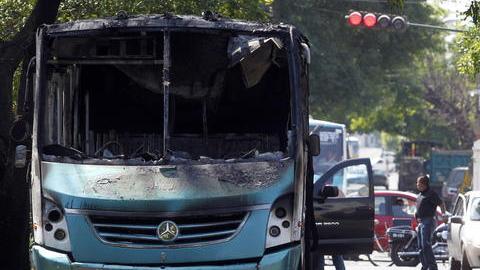 Uno de los 25 vehículos incendiados ayer durante varios bloqueos viales realizados  por grupos delictivos en Jalisco.