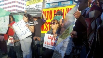 Más de una docena de personas se manifestaron en  la calle Alvarado  afuera de la estación del metro MacArthur.