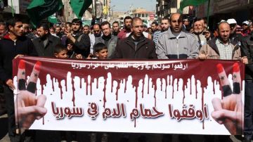 Seguidores del Frente de Acción Islámica muestran una pancarta en la que se lee 'Fin al baño de sangre en Siria', en Ammán, Jordania.