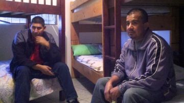 Antonio y Juan  en el cuarto que ocupan en la Casa Refugio Elvira en Tijuana, donde esperan para volver a cruzar la frontera.