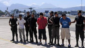 La policía y el Ejército guatemalteco custodiaban antes de ayer a tres presuntos integrantes del grupo  'Los Zetas'.