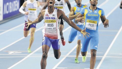 El costarricense Nery Brenes celebra tras ganar el oro en Estambul, Turquía, ayer sábado, dentro del mundial de atletismo bajo techo.