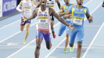 El costarricense Nery Brenes celebra tras ganar el oro en Estambul, Turquía, ayer sábado, dentro del mundial de atletismo bajo techo.