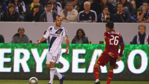 Landon Donovan conduce el balón ante la marca de Sebastián Velás-quez en el juego de ayer en el HDC.