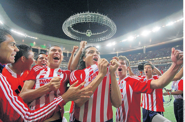 Héctor Reynoso, autor del gol de la victoria sobre el Cruz Azul, y sus compañeros muestran orgullosos el amor que le tienen a la camiseta de las Chivas.