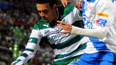 Hércules Gómez (izq.) fue el autor de dos goles de Santos.