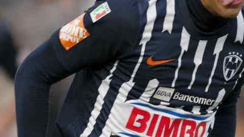 Aldo de Nigris celebra una de sus dos anotaciones ante Gallos Blancos del Querétaro en el estadio Tecnológico.