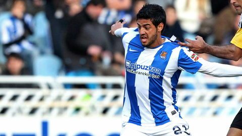 Paulo Da Silva (der.) no puede detener a  Carlos Vela, anotador de un gol ante Zaragoza.