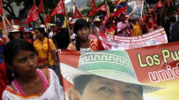Miles de  personas participaron en una marcha  en apoyo a   Chávez.