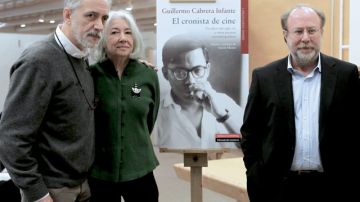 Fernando Trueba (izq.), Miriam Gómez, y  Toni Muné durante la presentación 'El cronista de cine'.