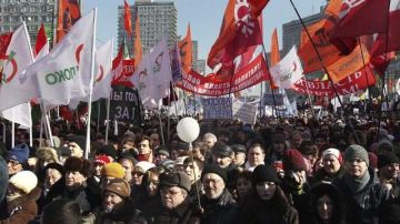 Seguidores de la oposición rusa se manifiestan para protestar contra el presunto fraude en las elecciones presidenciales del pasado 4 de marzo.