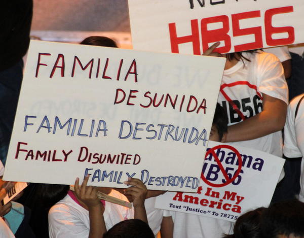 Activistas pro-inmigrantes exigieron la revocación de la ley HB56 que criminaliza a los inmigrantes indocumentados en Alabama el pasado 21 de noviembre.