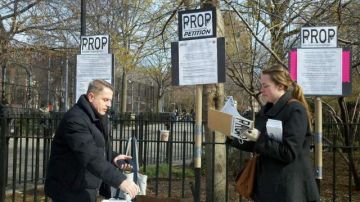 El activista Robert Pinter del grupo Police Reform Organizing Project (PROP)  solicitaba ayer firmas a los residentes del área de Tompkins Square Park para proponer una reforma en la Policía de Nueva York.