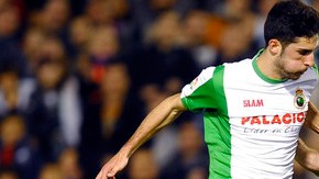 Ni jalándolo de la camiseta puede Álvaro González detener al ariete argentino, Lionel Messi, quien conduce el balón en el juego de ayer.