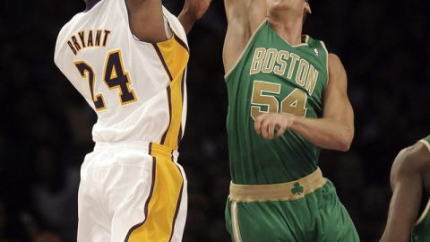 Greg Stiemsma intenta bloquear un tiro a Kobe Bryant.