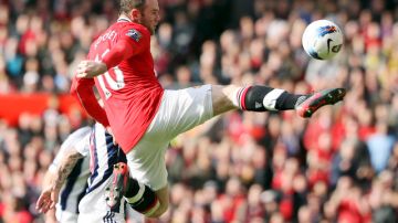 El atacante Wayne Rooney fue ayer el artífice del triunfo de los 'red devils', que por fin se toman la punta de la Liga Premier.