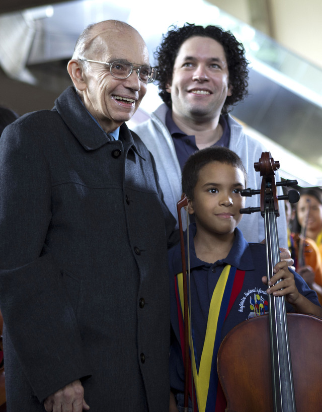 José Antonio Abreu y Gustavo Dudamel con un joven de la Orquesta Sinfónica Simón Bolívar.