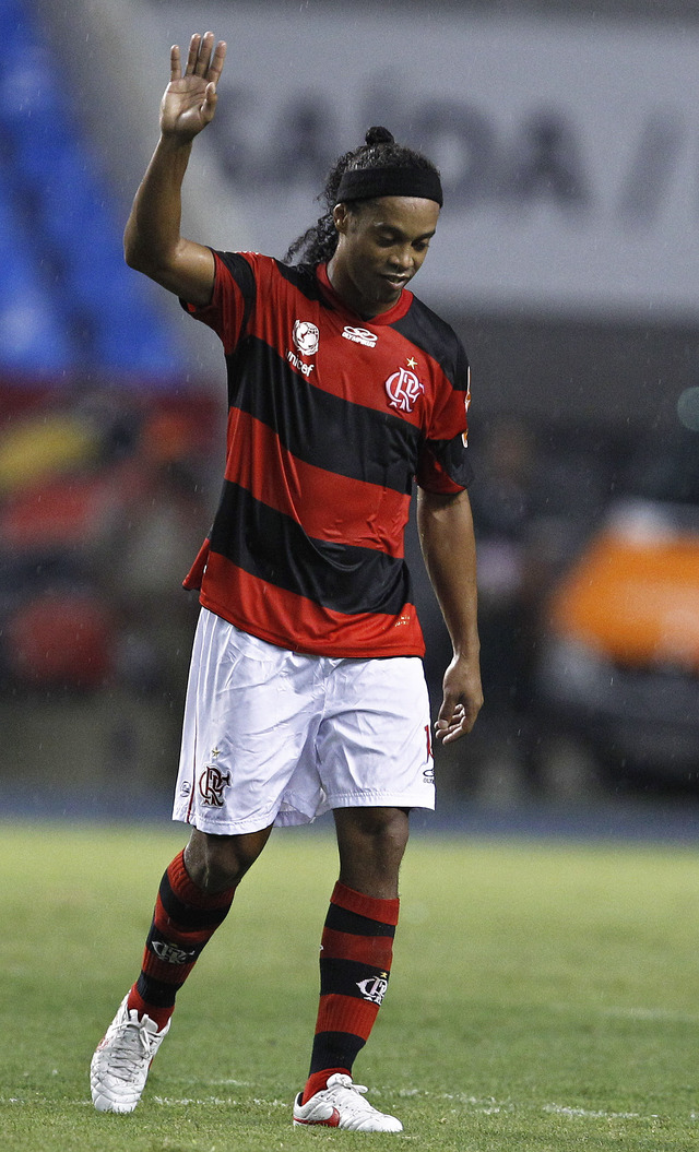 Ronaldinho se va expulsado y se despide de los seguidores.