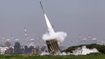 Batería de defensa antiaérea Iron Dome lanza misil desde fuera del pueblo de Ashdod, Israel, ayer, para interceptar un cohete palestino.